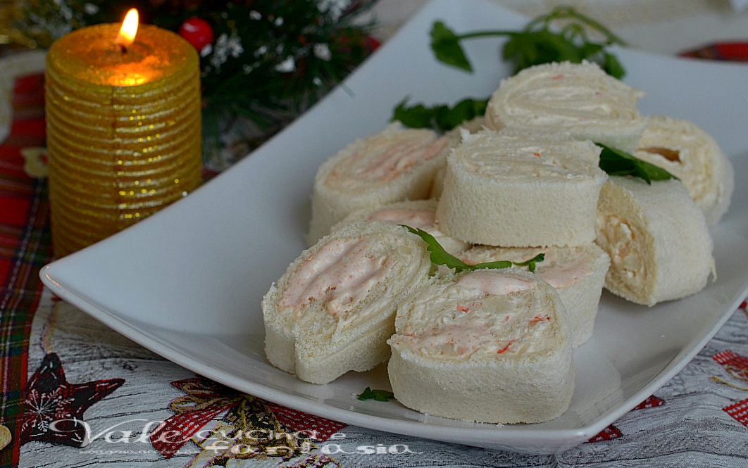 Girelle di pan carrè con crema di gamberetti