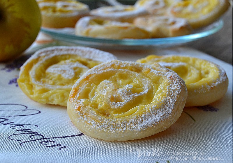 Girelle Di Sfoglia Con Mele E Crema Pasticcera