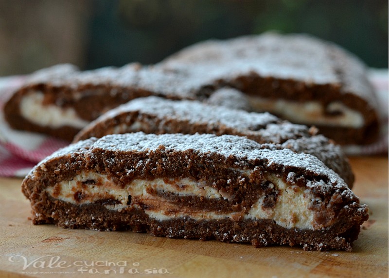 Rotolo di crostata al cacao con crema di ricotta e cioccolato