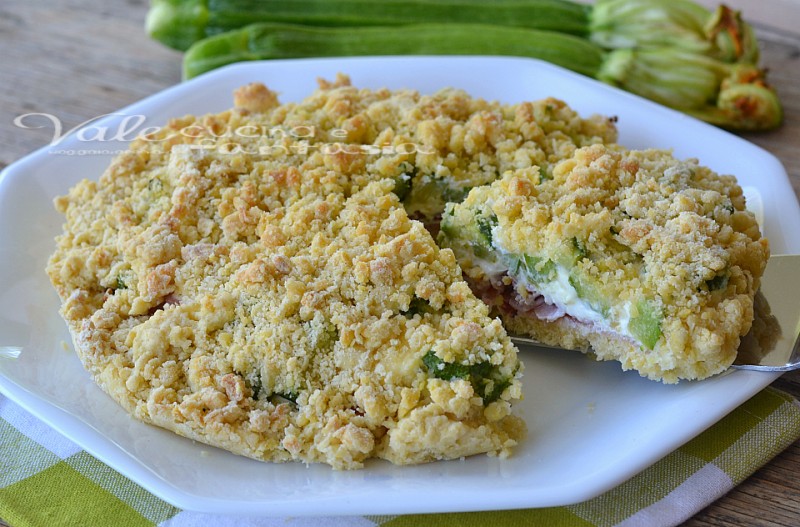 Sbriciolata salata con zucchine stracchino e speck