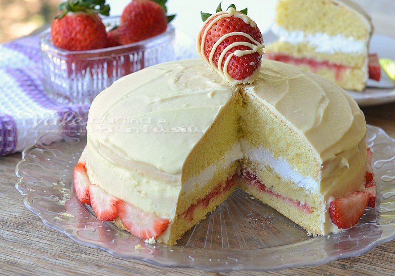 Torta alle fragole con panna e cioccolato bianco