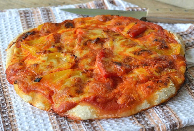 Pizza con parmigiana di peperoni ricetta lievitato