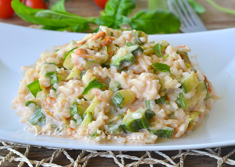 Risotto cremoso con zucchine e fiori di zucca