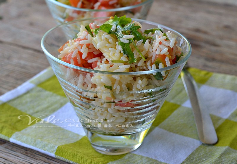 Riso freddo con rucola pomodori e formaggio