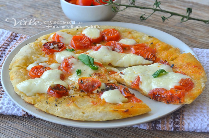 Pizza veloce in padella con pomodorini e mozzarella