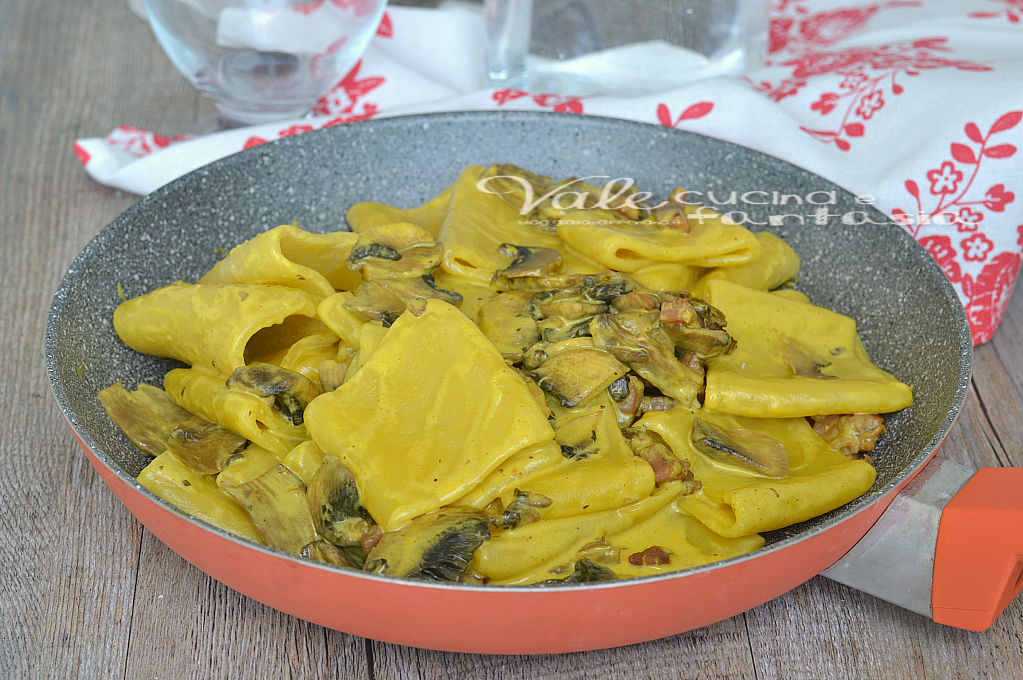 Paccheri con funghi pancetta e zafferano