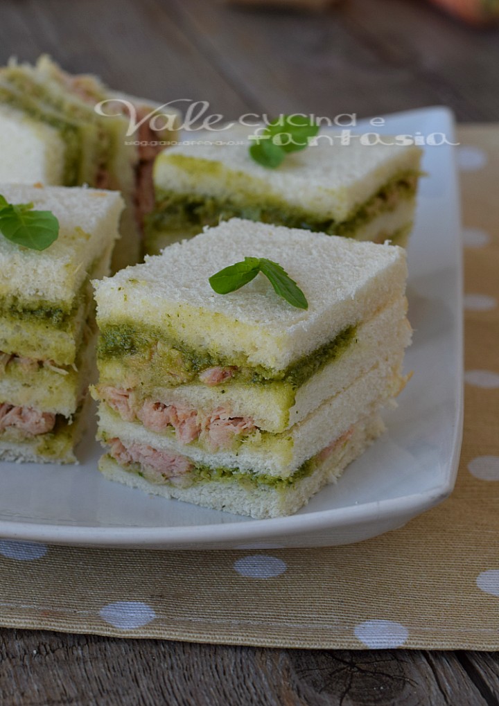 Tartine con pesto alla genovese e tonno