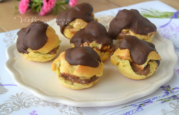 Bignè con crema al cioccolato