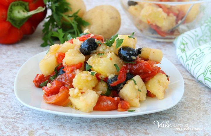 INSALATA DI PATATE CON PEPERONI E OLIVE piatto facile e gustoso