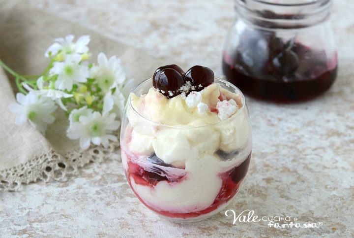 CREMA AL LATTE CON AMARENE dolce al cucchiaio