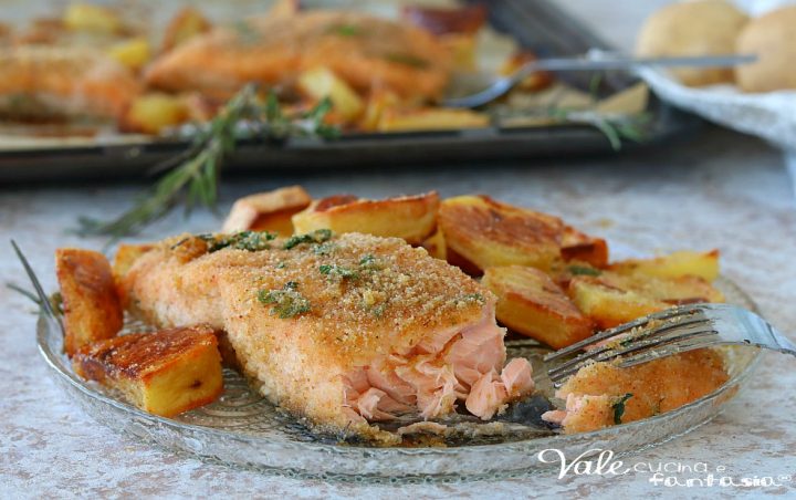 SALMONE GRATINATO CON PATATE cotto al forno