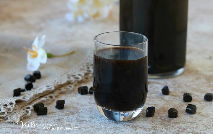 LIQUORE ALLA LIQUIRIZIA fatto in casa