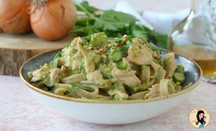 PASTA CON ASPARAGI E SALMONE con granella di pistacchi