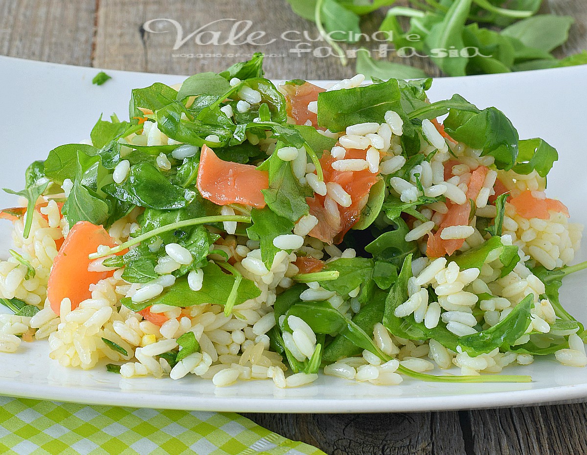 INSALATA DI RISO SALMONE E RUCOLA primo piatto estivo