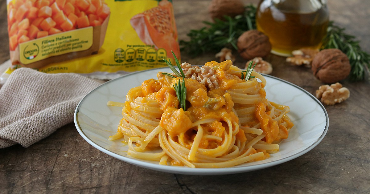 Pasta con crema di zucca noci e gorgonzola primo piatto semplice