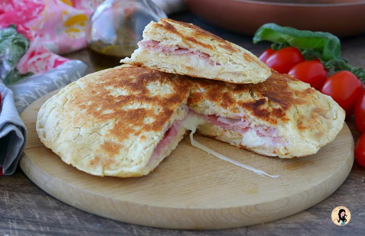 Focaccia veloce in padella con prosciutto cotto e mozzarella