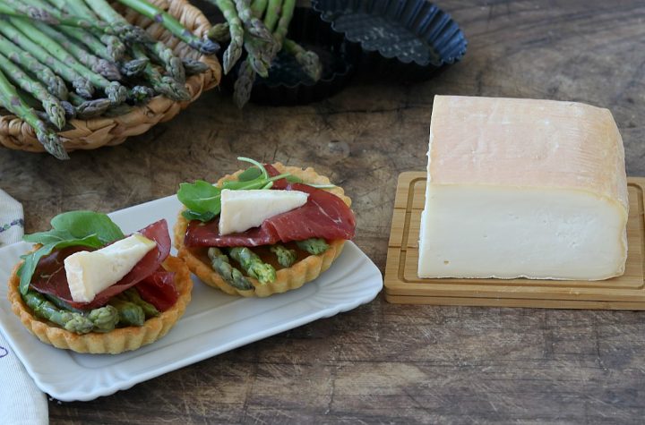 TARTELLETTE SALATE CON TALEGGIO, ASPARAGI RUCOLA E BRESAOLA