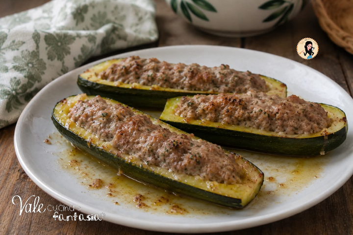 Zucchine ripiene di carne ricetta zucchine cotte al forno con l'impasto per polpette