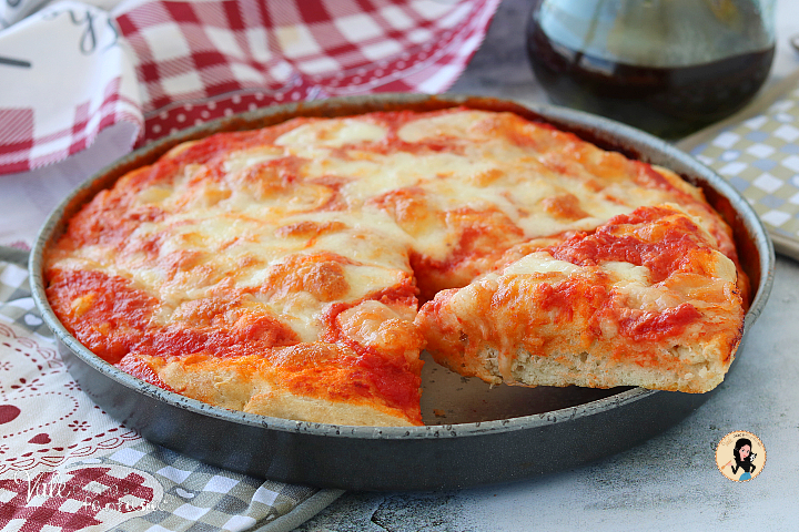 Pizza in teglia: facile e soffice