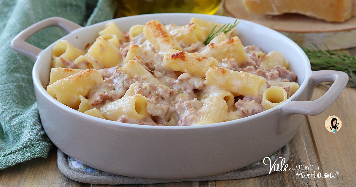 PASTA AL FORNO CON SALSICCIA E BESCIAMELLA