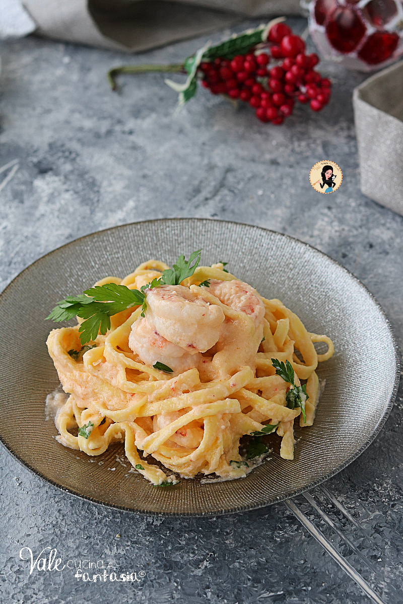 TAGLIATELLE CON CREMA DI GAMBERI ricetta primo piatto di Natale