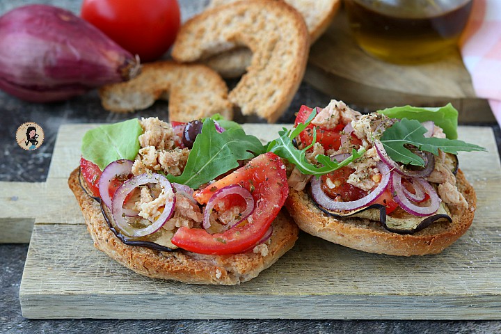 FRESELLE CON MELANZANE TONNO E CIPOLLE ricetta estiva