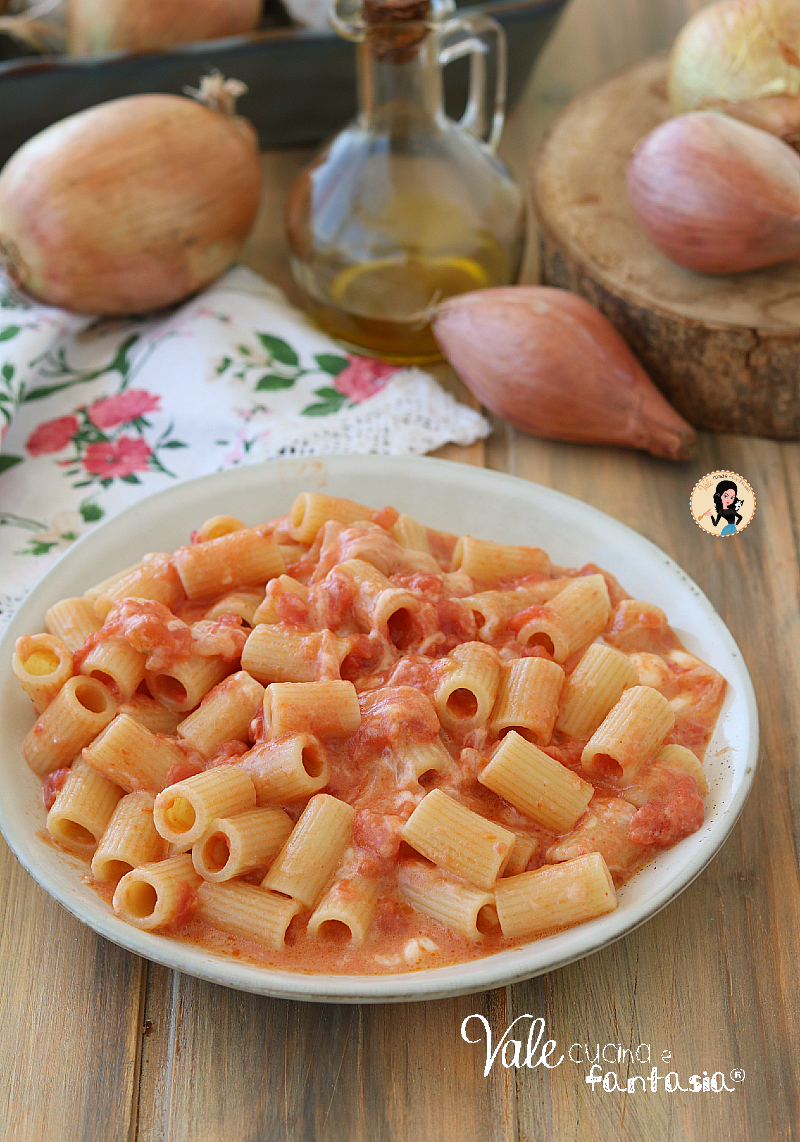 PASTA CON POMODORI E STRACCHINO ricetta primo piatto veloce e cremoso, pasta al sugo e stracchino con pochi ingredienti e facilissima