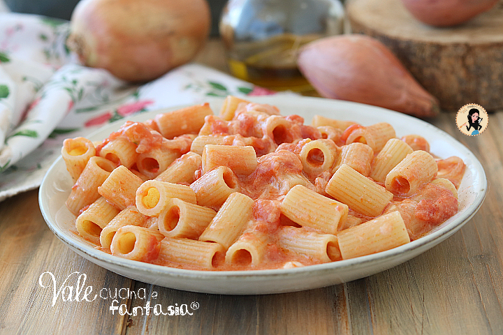 PASTA CON POMODORI E STRACCHINO ricetta primo piatto veloce e cremoso, pasta al sugo e stracchino con pochi ingredienti e facilissima