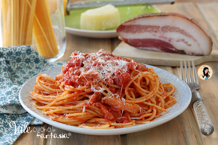PASTA ALL AMATRICIANA ricetta originale romana spaghetti con pomodoro, guanciale e pecorino, pochi ingredienti ed un grande gusto.
