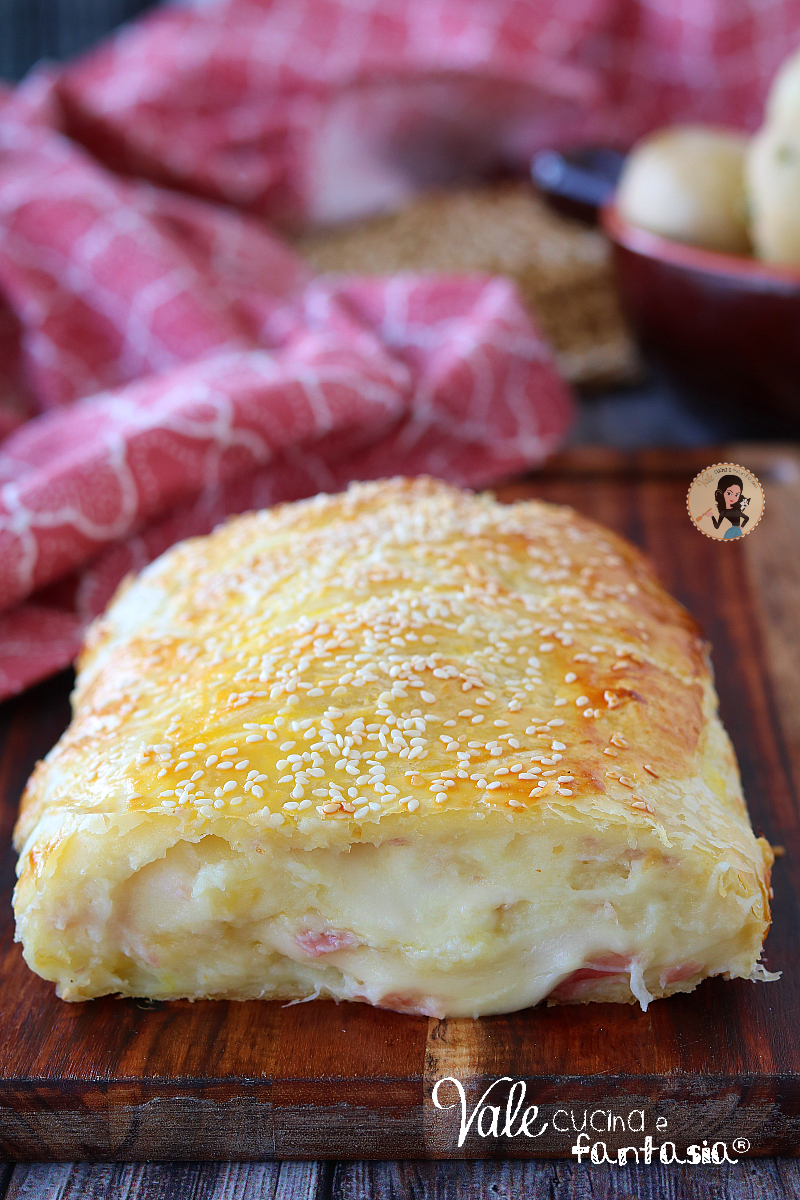 RUSTICO CON PATATE E PROVOLA ricetta con la pasta sfoglia facile e veloce, una torta salata semplice e con un ripieno buonissimo