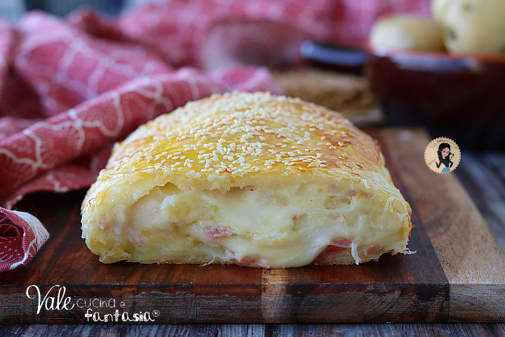 RUSTICO CON PATATE E PROVOLA ricetta con la pasta sfoglia facile e veloce, una torta salata semplice e con un ripieno buonissimo
