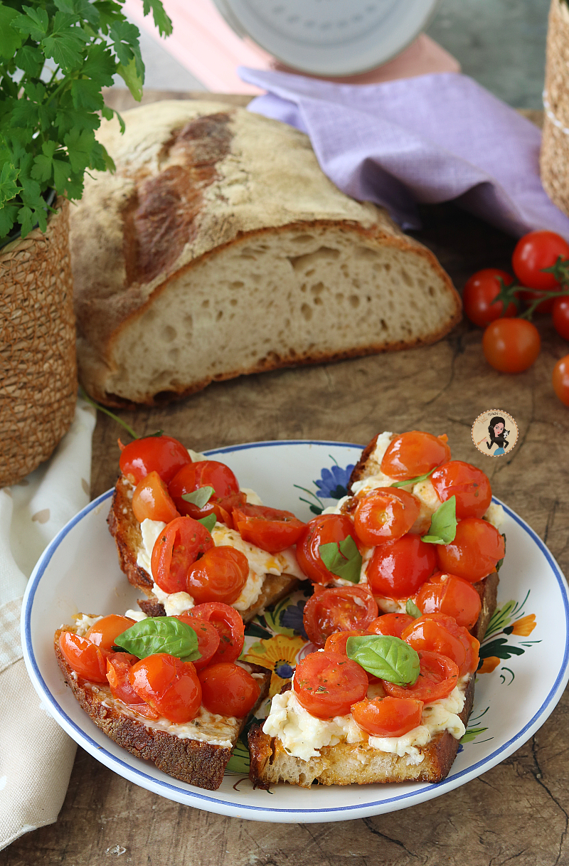 Crostini con stracchino e pomodorini ricetta bruschette facili e veloci, pane casereccio tostato con stracchino e pomodorini cotti.