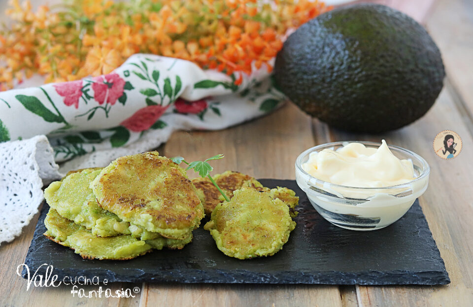 Frittelle di avocado ricetta senza uova cotte in padella o al forno