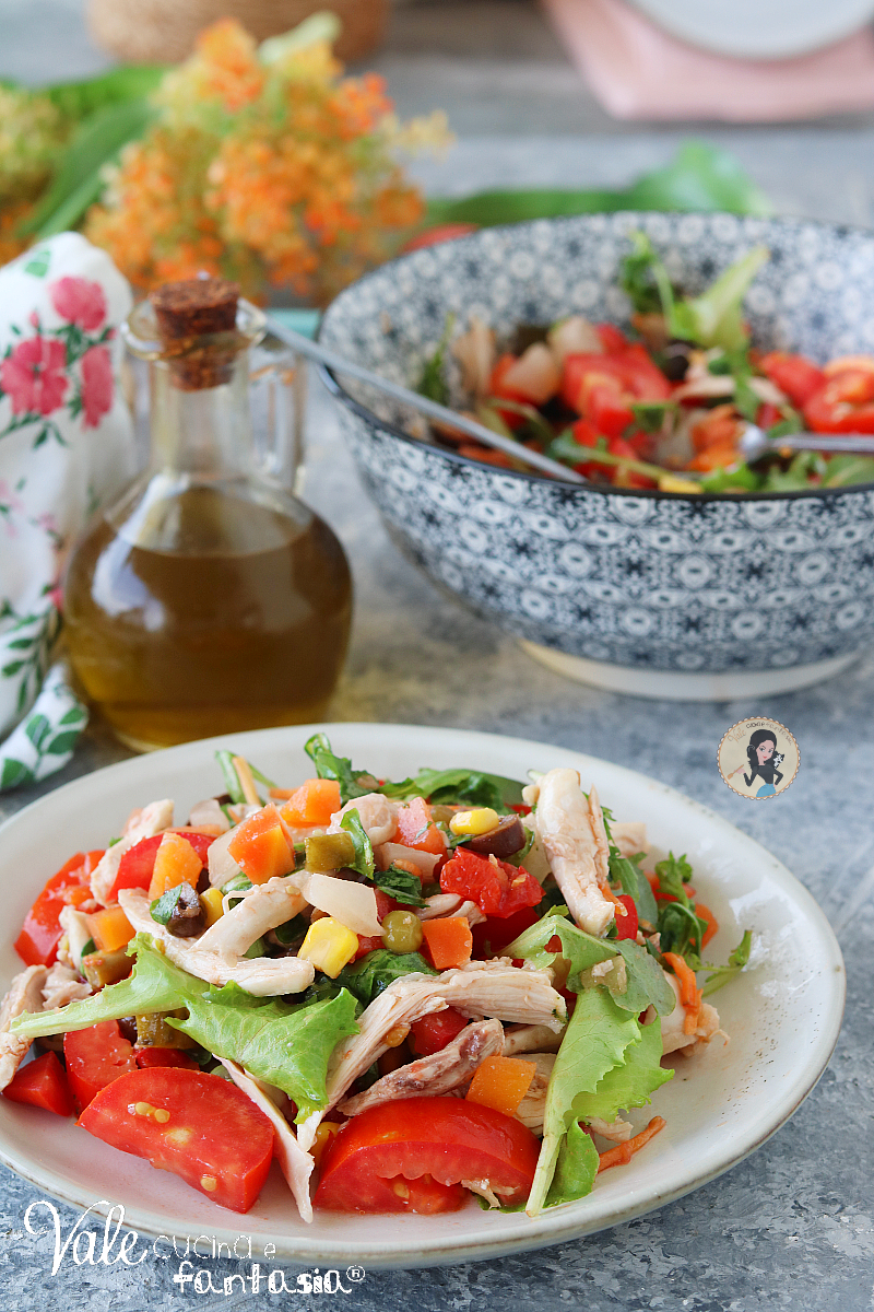Insalata di pollo ricetta facile, veloce e leggera, come fare il pollo freddo in insalata in modo semplice e gustoso