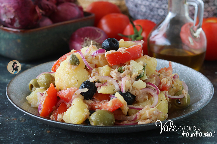 Insalata Eoliana o Liparota ricetta siciliana con patate, tonno, pomodori e cipolle