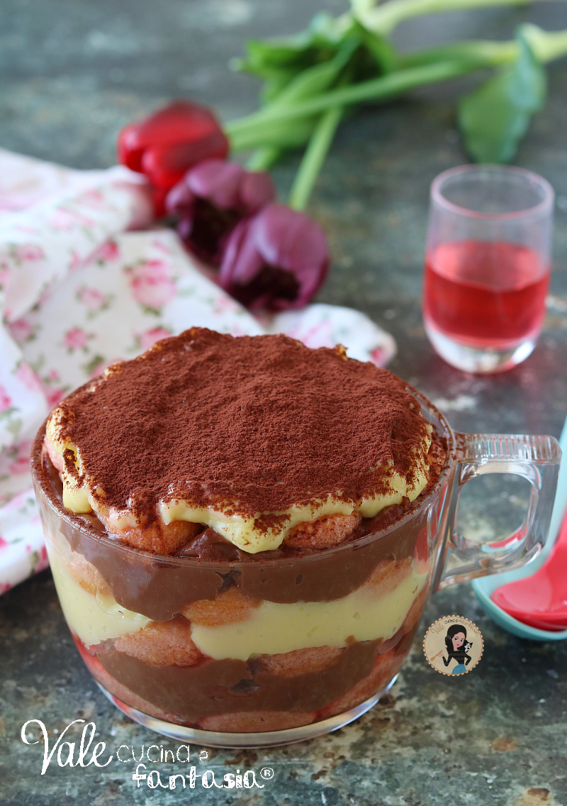 Zuppa inglese ricetta dolce con crema e savoiardi o pan di spagna, come prepararla con tutti i consigli, ricetta dolce al cucchiaio.