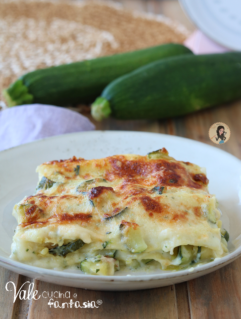 Lasagne alle zucchine ricetta con besciamella leggera, lasagne con crema di zucchine morbidissime, cremose e veloci.
