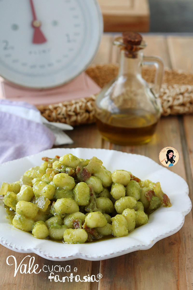Gnocchi con pesto e guanciale ricetta con gnocchi di patate facile e veloce, gnocchi con pesto alla genovese veloci