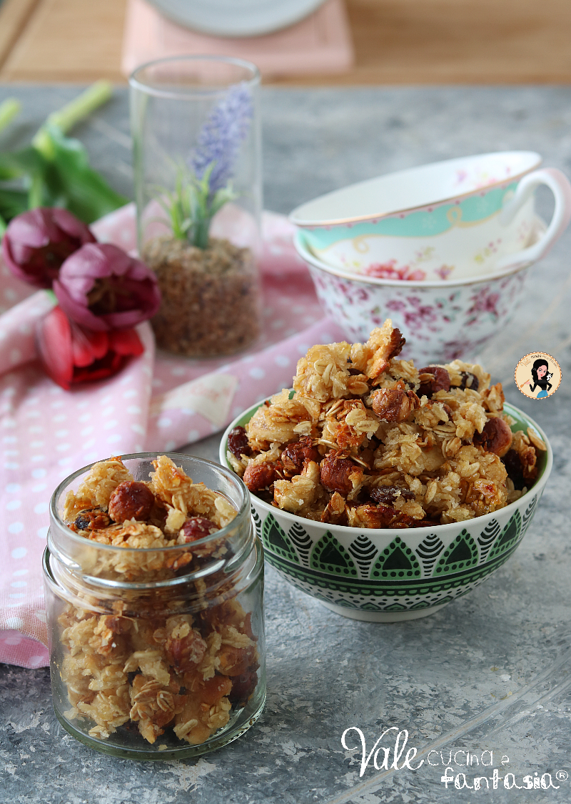 Granola fatta in casa ricetta light senza zucchero e velocissima! Ricetta granola facilissima, pronta in 5 minuti, buonissima e salutare.