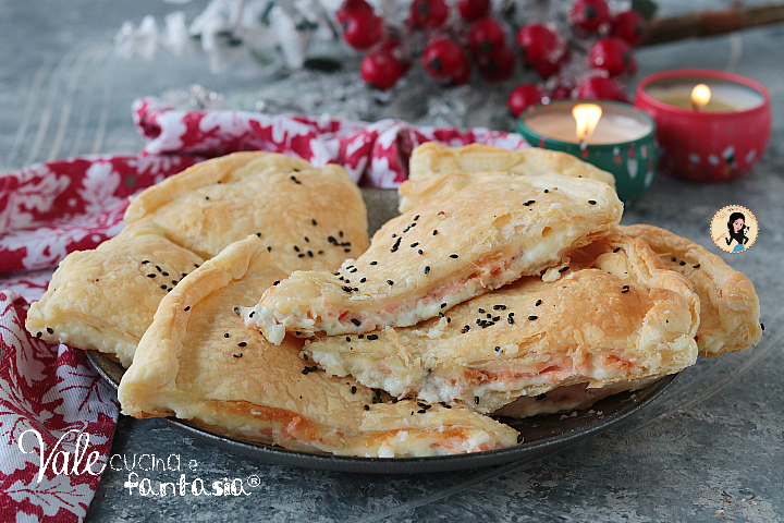 Spicchi di sfoglia al salmone ricetta antipasto di Natale con 4 ingredienti!