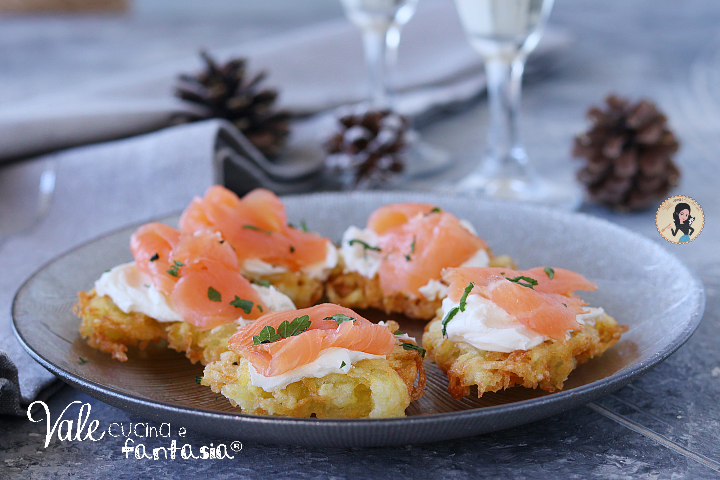 Crostini di patate e salmone ricetta antipasto di Natale e Capodanno
