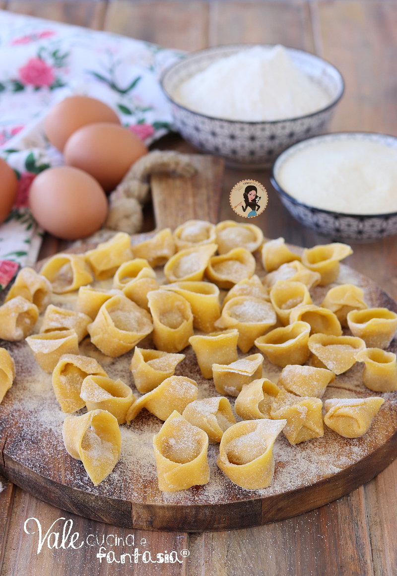 Tortellini fatti in casa ricetta con foto dei passaggi, ricetta tortellini bolognesi con ripieno di lonza, mortadella e prosciutto crudo.
