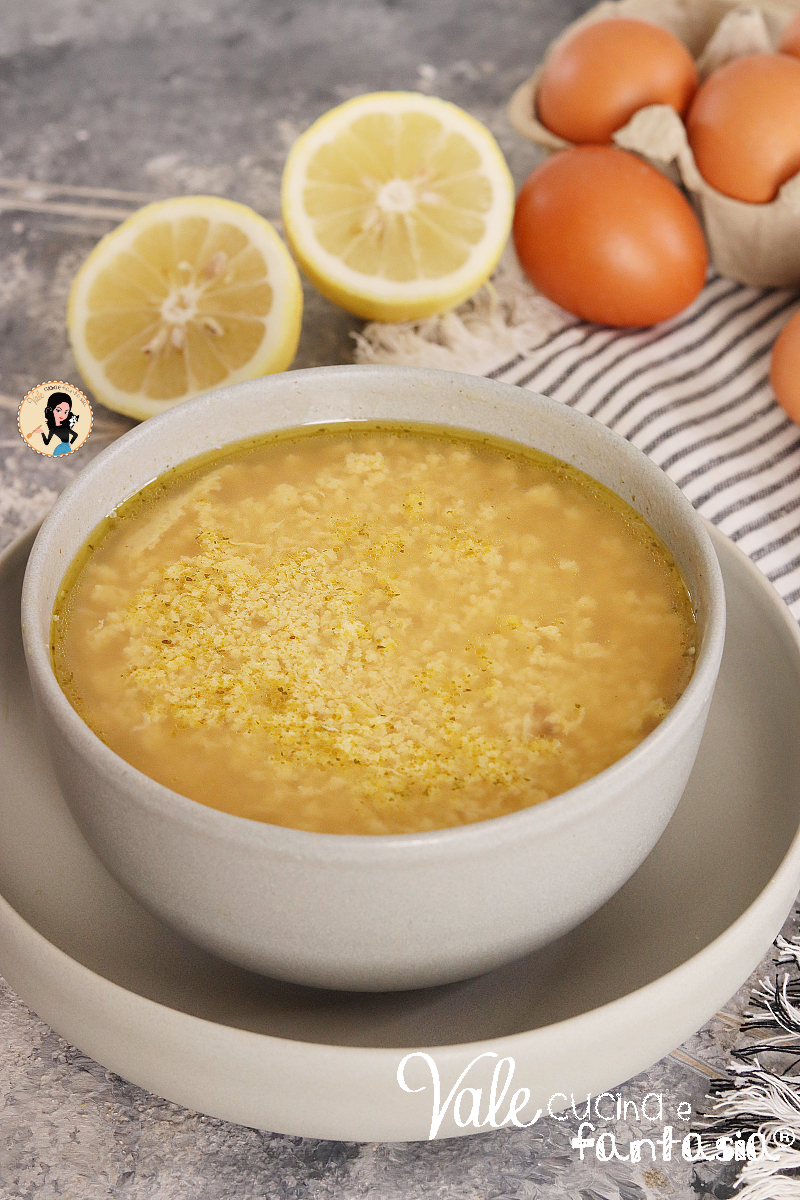 Stracciatella alla romana ricetta tradizionale a base di uova e brodo, minestra di uova facile, veloce ed economica.