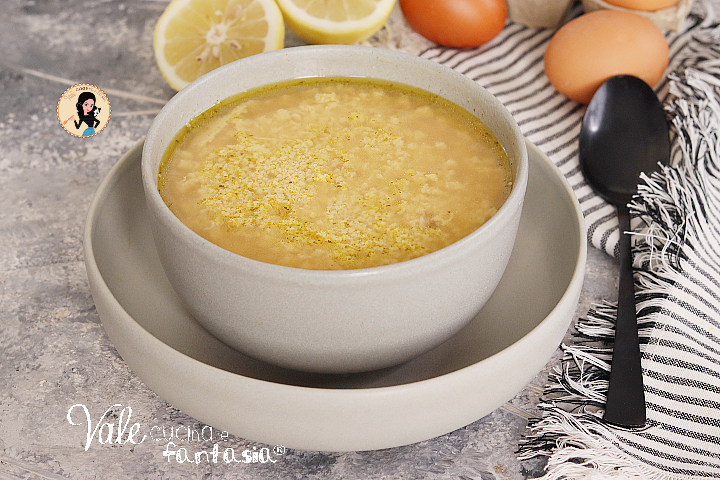 Stracciatella alla romana ricetta tradizionale a base di uova e brodo, minestra di uova facile, veloce ed economica.