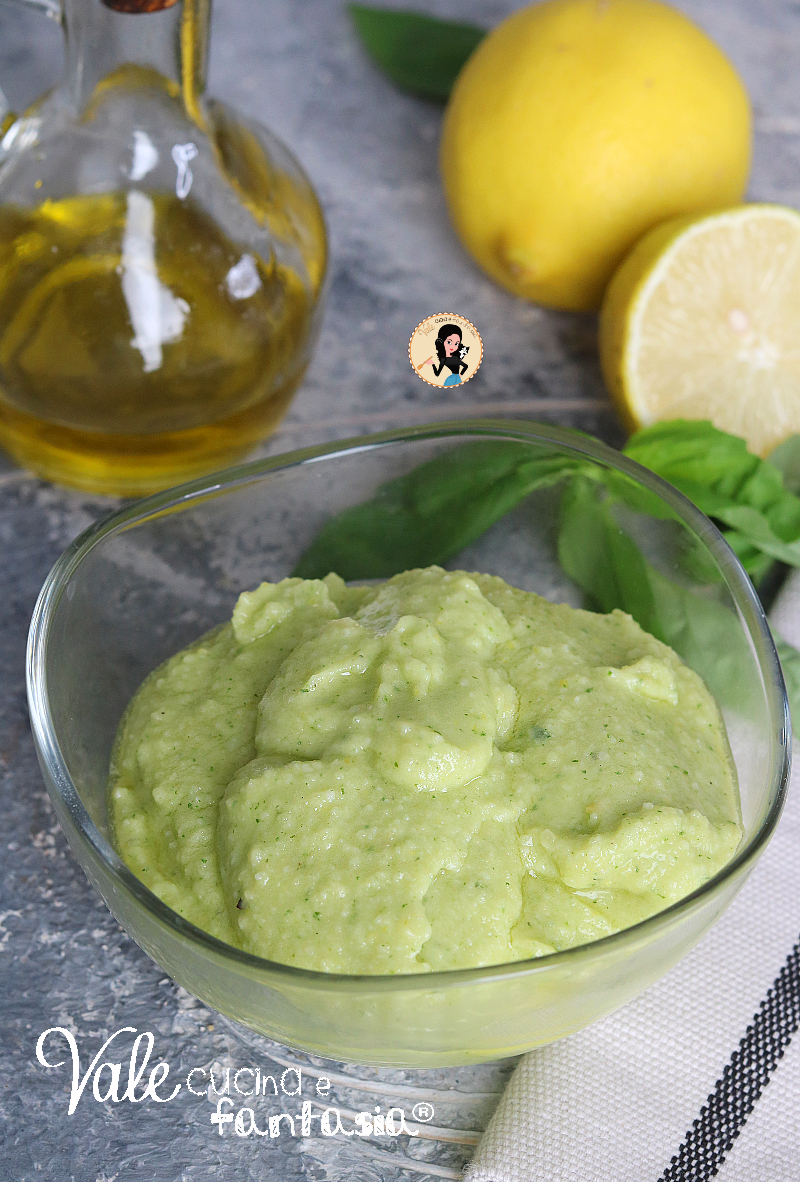 Pesto di limoni ricetta facile e veloce per condire la pasta, crostini e bruschette, salsa limone e basilico facile e senza cottura.