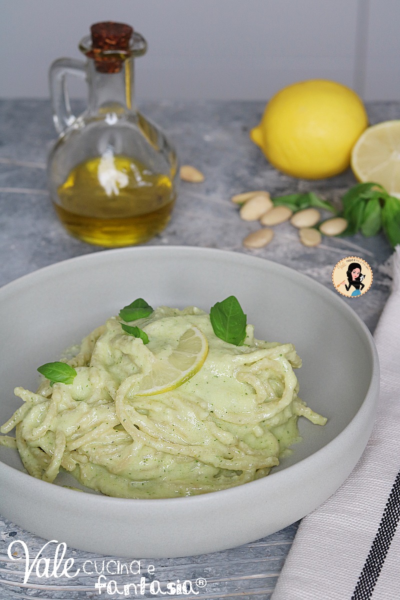 Pasta con pesto di limoni ricetta primo piatto facile e veloce, spaghetti con pesto di limoni saporiti e profumatissimi!