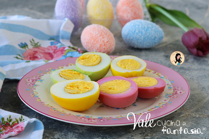 Uova sode colorate ricetta di Pasqua per antipasto diverso e sfizioso, uova colorate con ingredienti naturali facili e divertenti