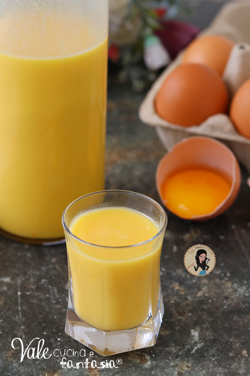 Liquore allo zabaione o vov ricetta facile da fare in casa, liquore di crema all'uovo facile e veloce, con tutti i consigli per conservarlo.