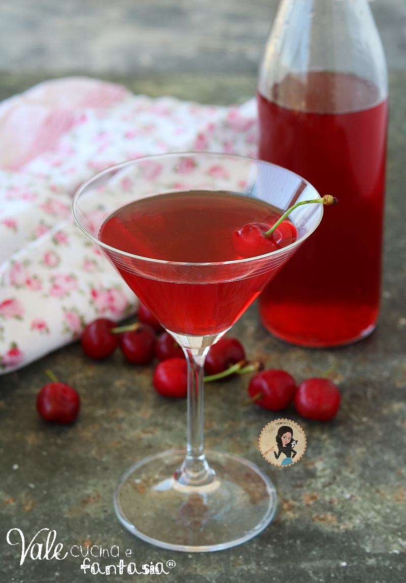 Liquore alle ciliegie o cherry ricetta facile per fare il liquore in casa, ricetta liquore facile, veloce e con meno tempo di macerazione