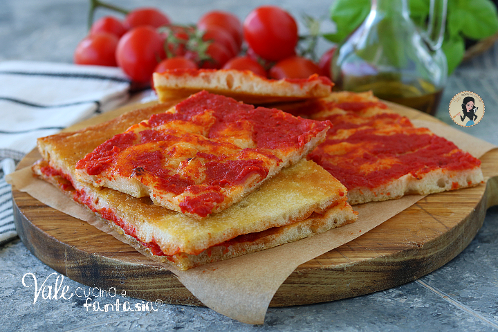 Pizza rossa romana ricetta della pizza dei fornai romani, ricetta della pizza a taglio al pomodoro, pizza rossa in teglia come farla in casa.